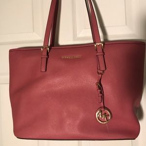 Micheal Kors Jet Set Tote in Raspberry